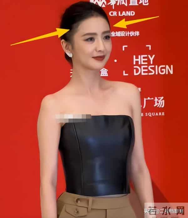 佟丽娅疯狂扫购黄金！头发稀疏排骨胸明显，满胳膊黄金手串太吸睛