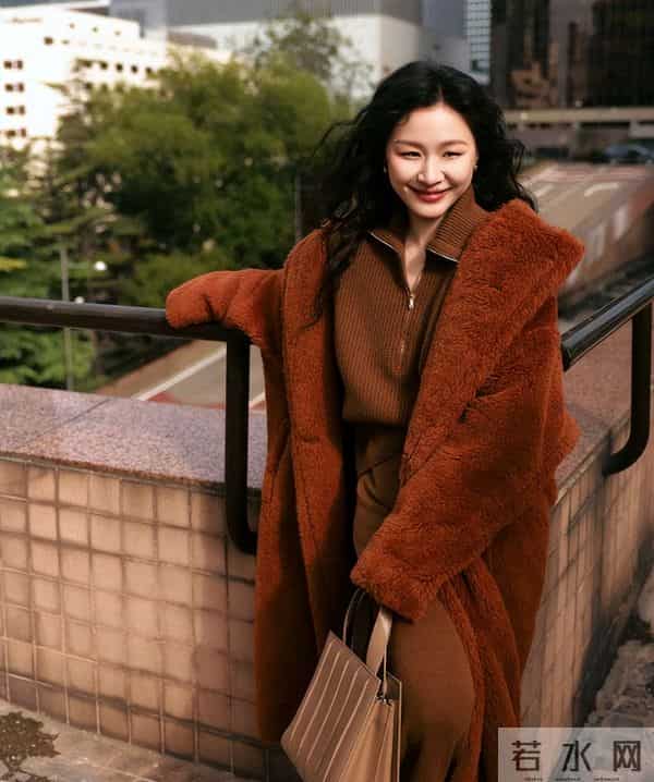金靖当妈后气质大变！穿棕色毛绒外套+阔腿裤，高级又大气