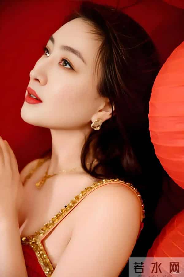 马苏娇艳欲滴,饱满酥胸,白皙圆润,宛如仙女坠入凡间