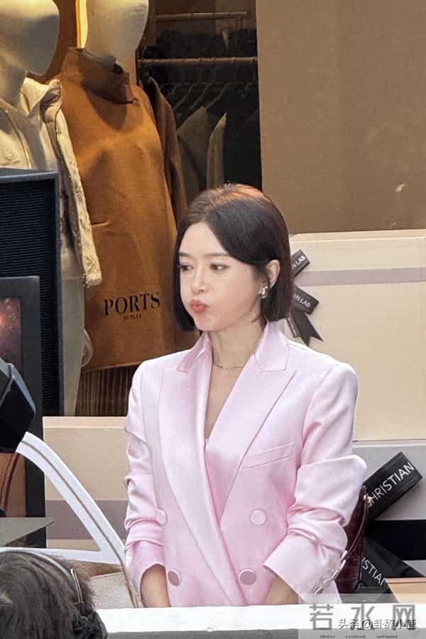 秦岚王阳宁波拍戏时被偶遇，男帅女美超养眼，秦岚温柔身姿太勾人