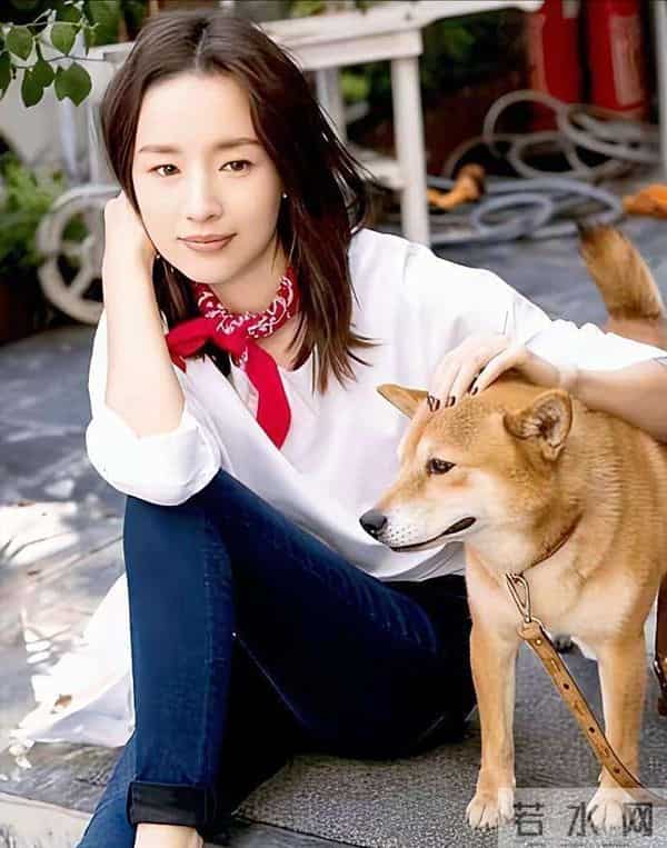 44岁董洁和男友大连聚餐时被人偶遇 可是纯素颜，那模样简直美翻了