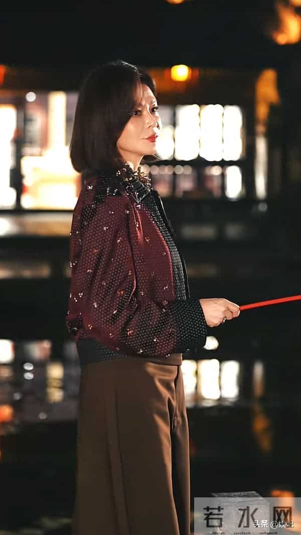 63岁关之琳染发新造型：短款外套+阔腿裤，减龄又高级，美得像39