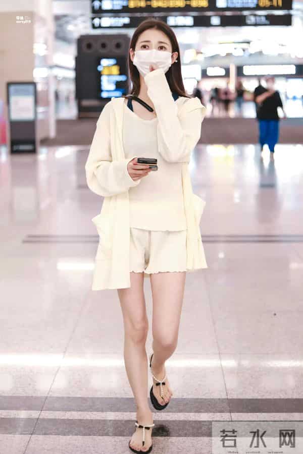 陈钰琪机场照美腿美脚丫超短裤，这拖鞋都能穿这么美？