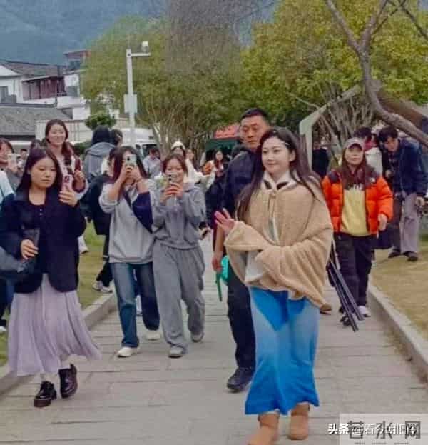 37岁景甜在安徽小镇的街头出现，她的穿衣打扮朴素，皮肤好白皙。