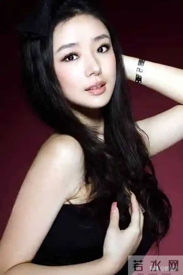 曾被张艺谋力捧,火后与富豪卷款61亿逃亡国外,现在的她过得如何