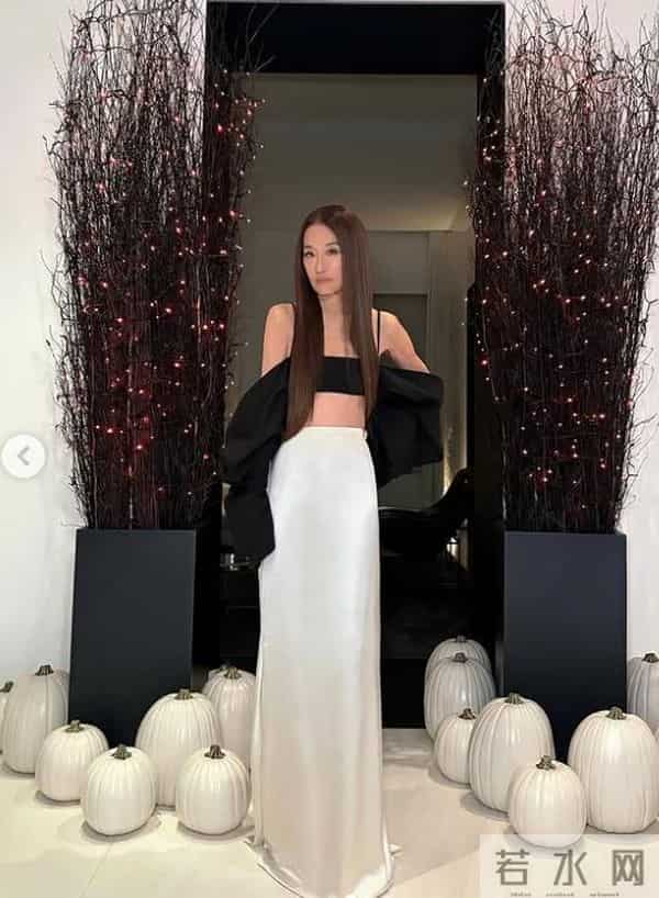 76岁王薇薇出席时尚大奖又豁出去!一小块黑布条当上衣,嫩如少女