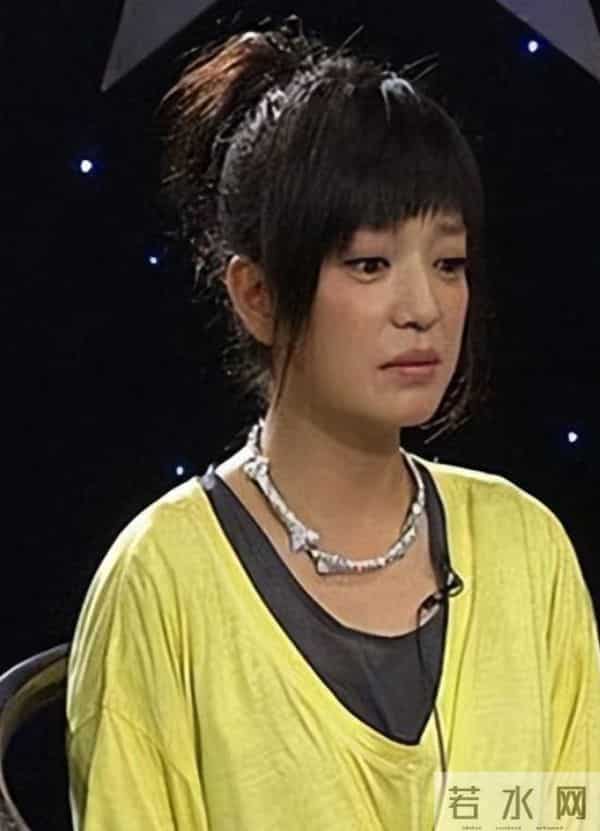 面相又变了！50岁赵薇近照曝光，婚礼上用心打扮，却走不了回头路