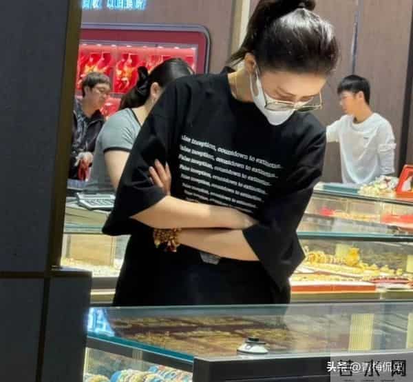 佟丽娅深圳扫购黄金!头发稀少假发明显,满胳膊黄金手串太吸睛