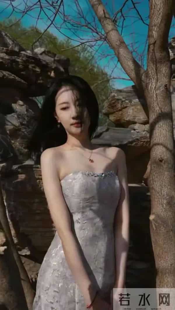 她不愿意被潜规则，出道20年零绯闻，典型的戏红人不红