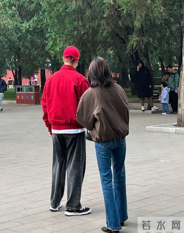 李纯马頔新婚逛地坛公园，李纯真人很瘦大长腿，男方贴心帮她提包