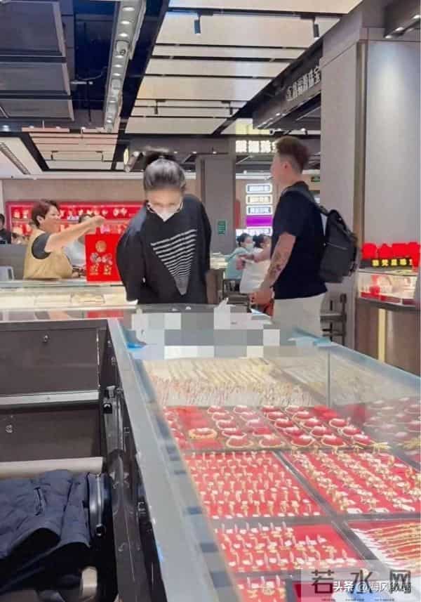 佟丽娅深圳水贝买黄金，素颜穿百元T恤，下手几十克金鼎超豪爽