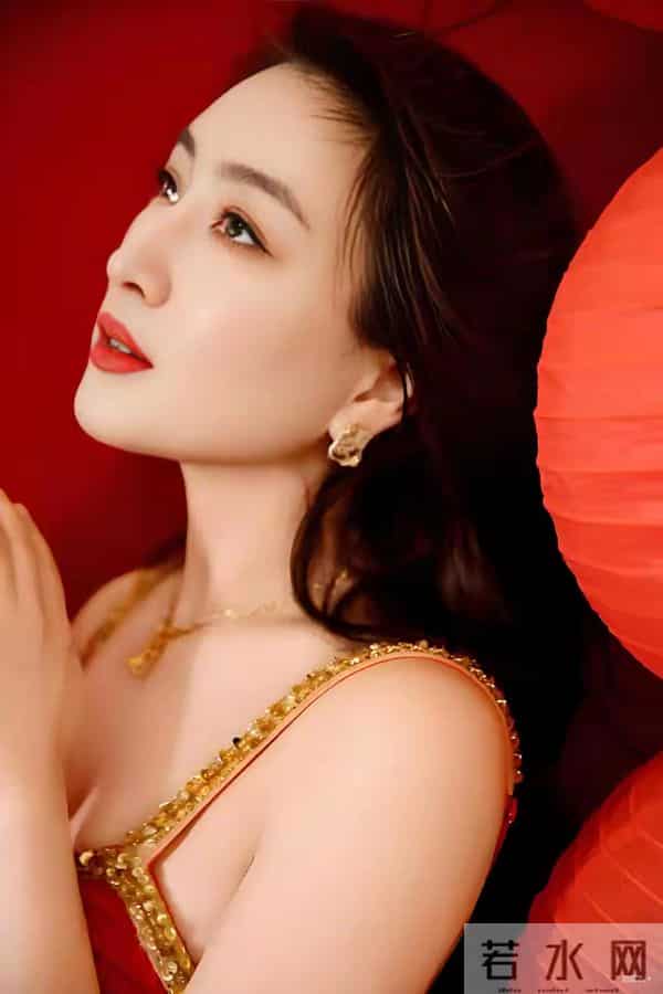 马苏娇艳肤色如玉圆润宛如仙女坠入凡间