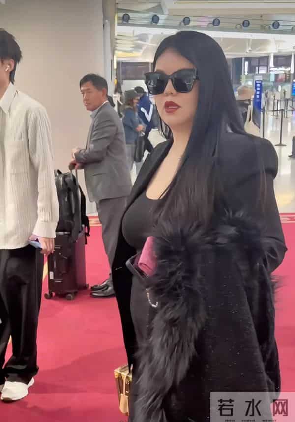 王岳伦一家现身机场，李湘满身肉，气场强大