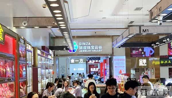 佟丽娅深圳扫金，素颜逛水贝买黄金，穿百元T恤，付款不手软