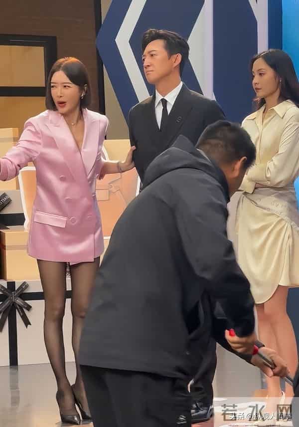 宁波街头偶遇明星!生图下秦岚脸僵又疲惫,王阳瘦了硬凹下颌线