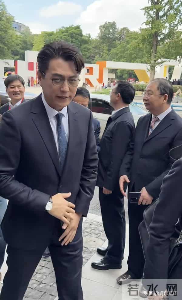 网友重庆偶遇靳东 着西装很绅士 本人大长腿 超帅气 连眼角褶子都迷人