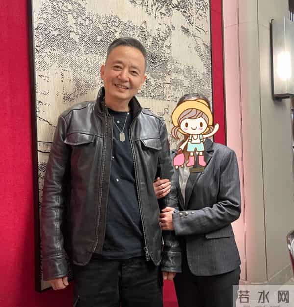 侯长荣和妻子被偶遇，气质儒雅越老越帅，陈剑月比老公显老但面善