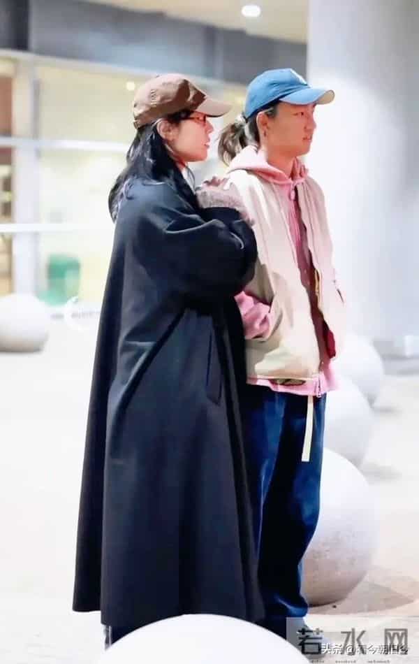 白百何带大儿子逛街，14岁元宝身高超妈妈，扎小辫子很像陈羽凡。