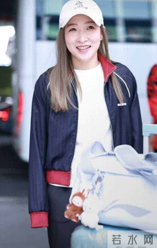 刘诗雯现身机场，藏青拼红运动风外套搭白帽随性又活力笑容超治愈