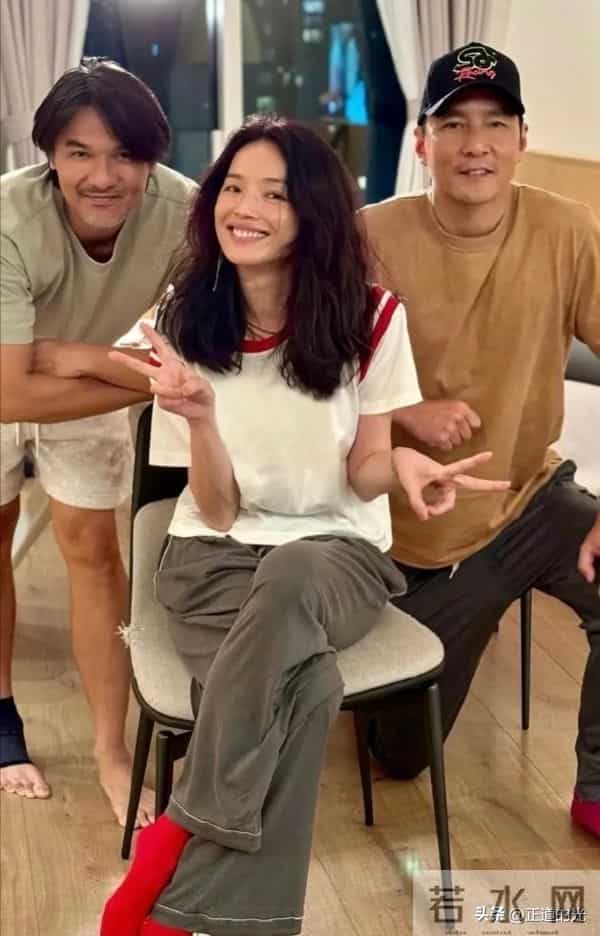 舒淇依偎在冯德伦怀里 男方结婚9年断崖衰老 胡子花白 两人至今未育