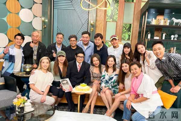 64岁TVB男星终于承认和女艺人的恋情，终结多年绯闻传闻