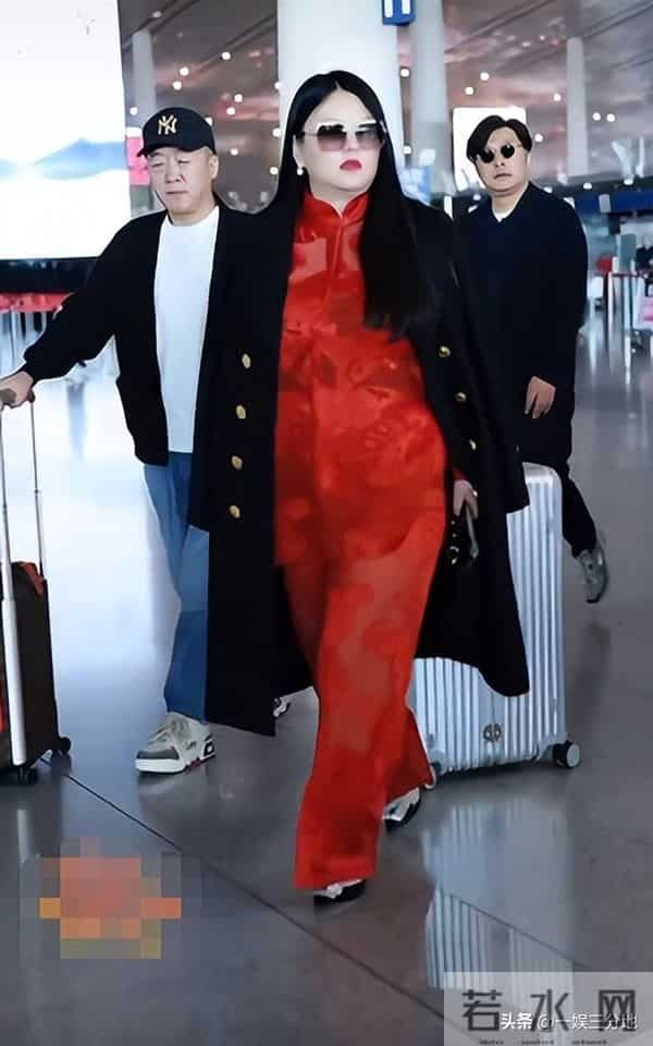 李湘胖到弯不下脖子，机场罕用便宜货，被人搭话她不理还嘲讽冷哼