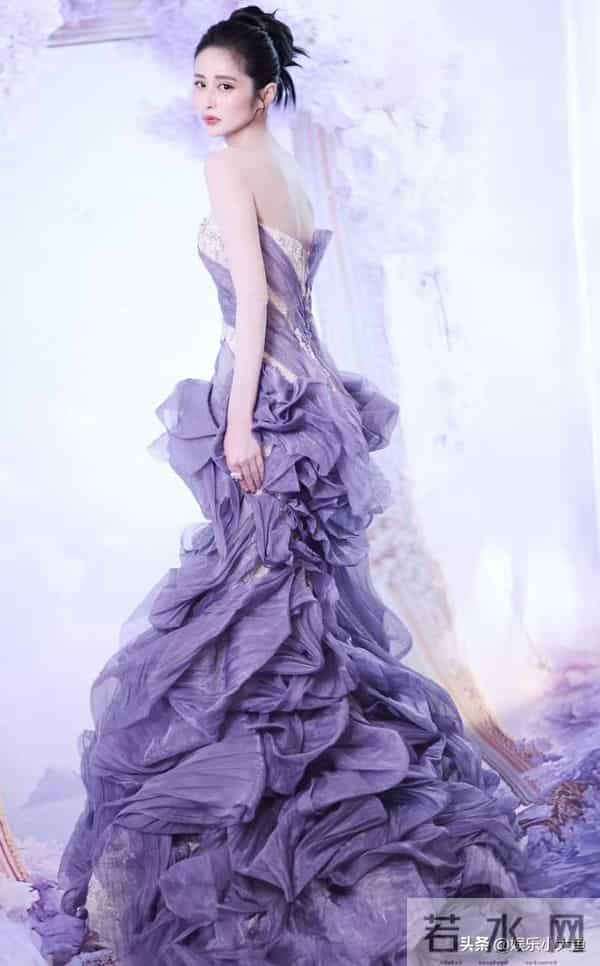 恭喜颖儿获得年度风尚演员奖，站上领奖台那一刻，整个人都在发光