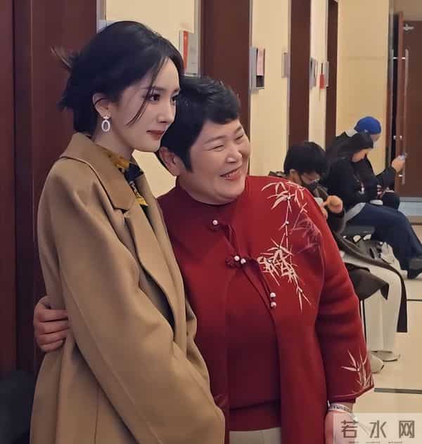 尴尬!房主任抱杨幂引争议,被吐槽没有边界感,杨幂嫌弃写在脸上