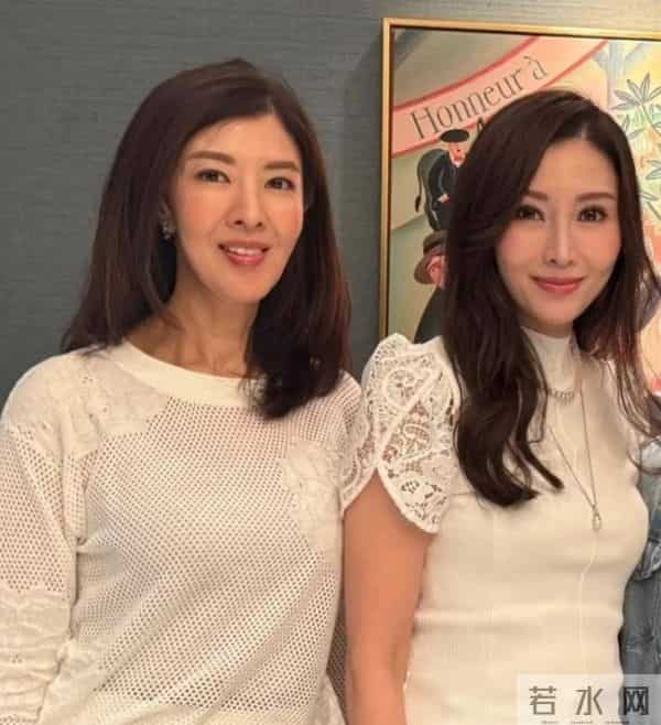 李嘉欣姐姐在上海参加继子婚礼,被敬茶笑不拢嘴,15岁儿子罕露脸
