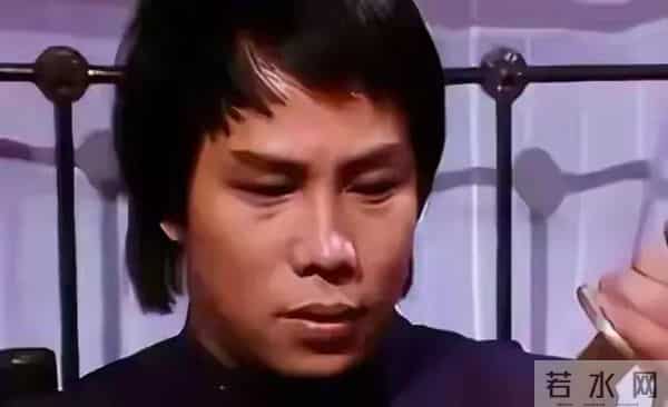 77岁梁小龙和妻子在深圳坐地铁，表情好像没睡醒，看起来没精