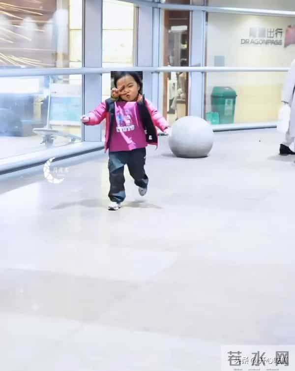 白百何带两个儿子现身！17岁大儿子长得像前夫陈羽凡，二儿子5岁