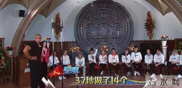 人不红倒是爱蹭！合影抢C位，当众让李晨难堪的她，如今过得怎样