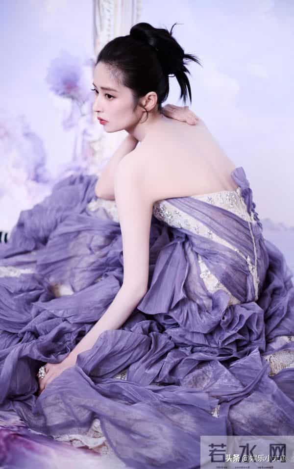 恭喜颖儿获得年度风尚演员奖，站上领奖台那一刻，整个人都在发光