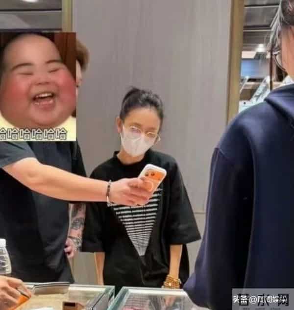 佟丽娅深圳扫购黄金!发量稀疏显假发,满臂黄金手串超吸睛