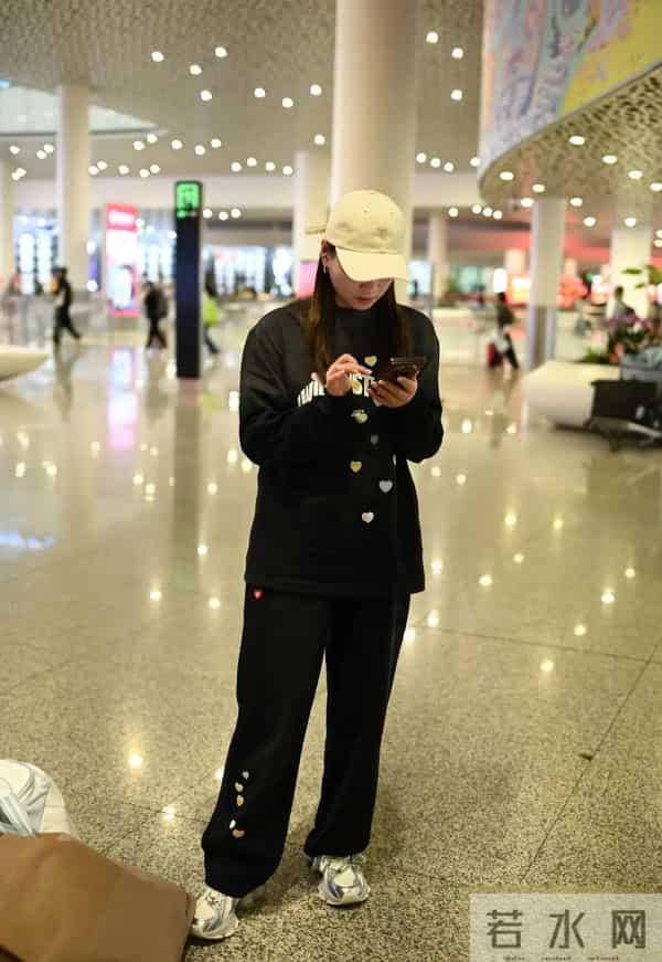 黄雅琼深圳机场抵达，黑色印花卫衣套装配米色帽，休闲随性好高级