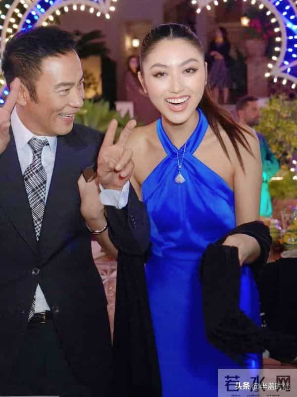 70岁任达华和老婆女儿参加晚宴，女儿21岁身材高挑超美，好像妈妈