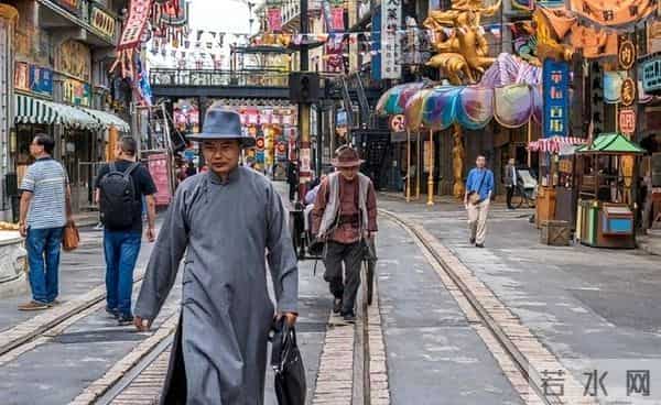 倪萍怎么都没想到，杨亚洲69岁的时候，能带着一家人站到台前