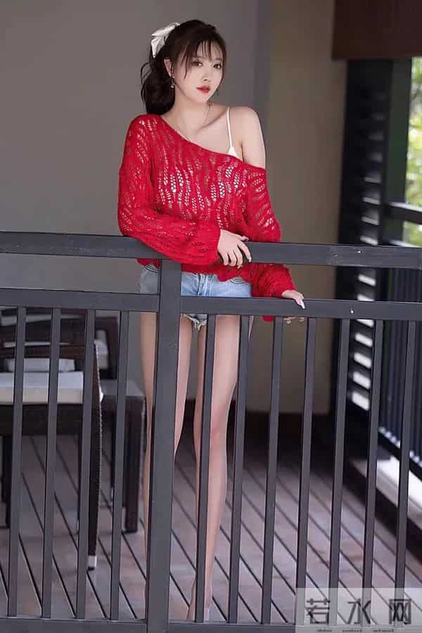 杨晨晨身穿红色镂空罩衫搭配牛仔热裤,这也太妩媚性感了吧