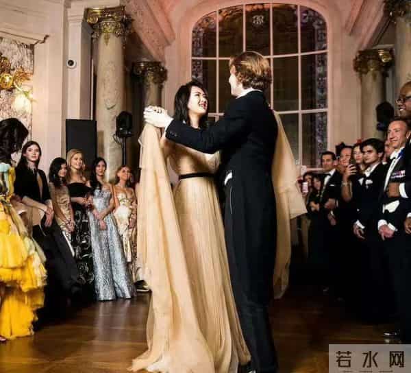 陈可辛吴君如19岁女儿参加巴黎名媛舞会，张艺谋女儿等人也参加过