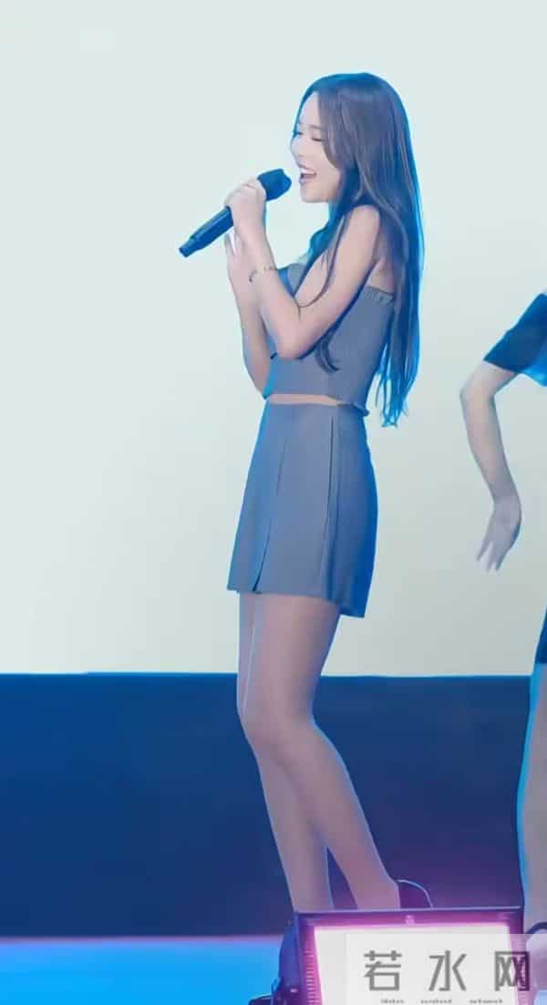 洪真英真是女人中的极品啊，圆润饱满的身材配上丝袜高跟超性感。