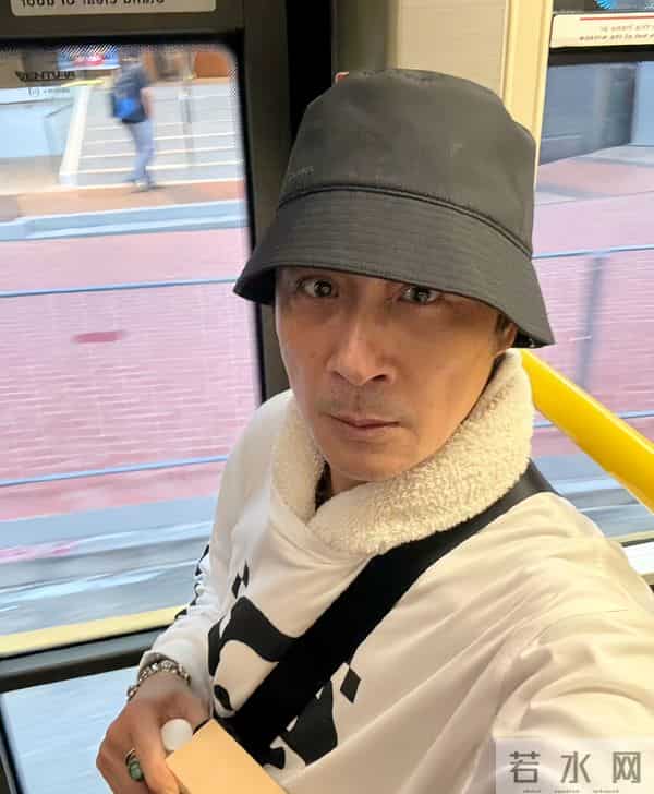 64岁吴镇宇近况，生图皮肤紧致五官能打，刷老年卡坐公交遭人嫌弃