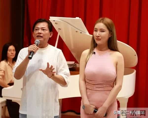 挤走原配自己做美艳师娘, 嫁65岁音乐家的王冰冰, 如今玩的更"花"了