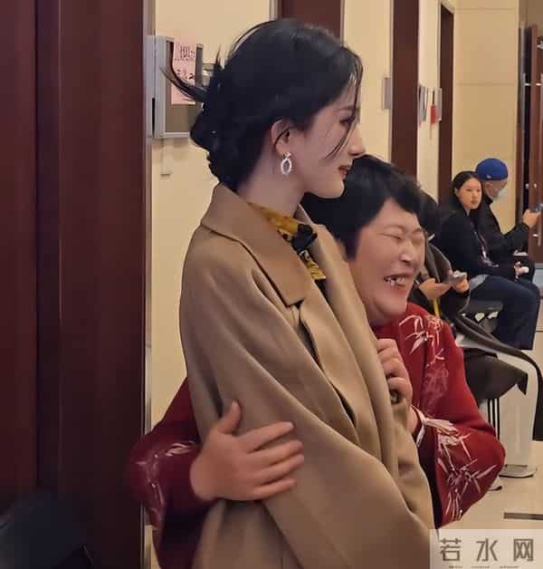 尴尬!房主任抱杨幂引争议,被吐槽没有边界感,杨幂嫌弃写在脸上