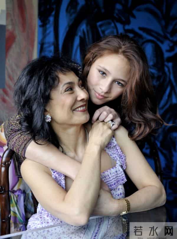 陈可辛吴君如19岁女儿参加巴黎名媛舞会，张艺谋女儿等人也参加过