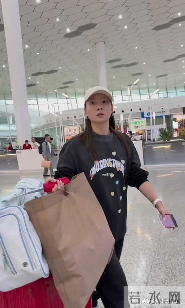 黄雅琼深圳机场到达路透，穿黑色印花卫衣套装，走路带风又美又飒