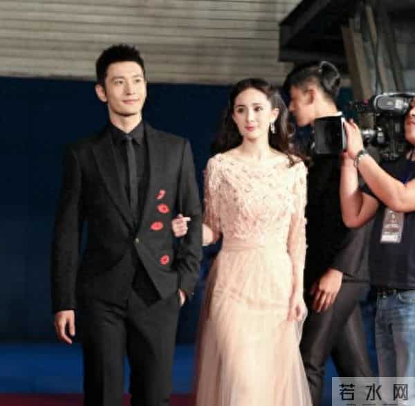 黄晓明状态有点不大对劲,跟杨幂上台领奖,一个行为引起争议