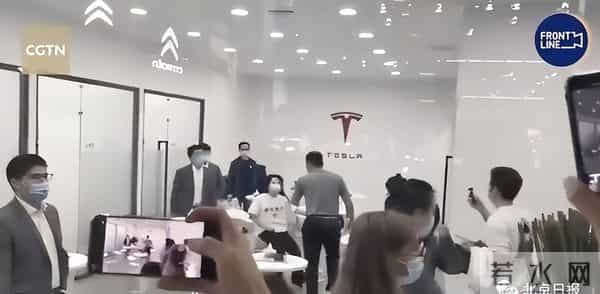 她曾是央视主持人,被评为上海劳模,如今成为美国高官的副总裁