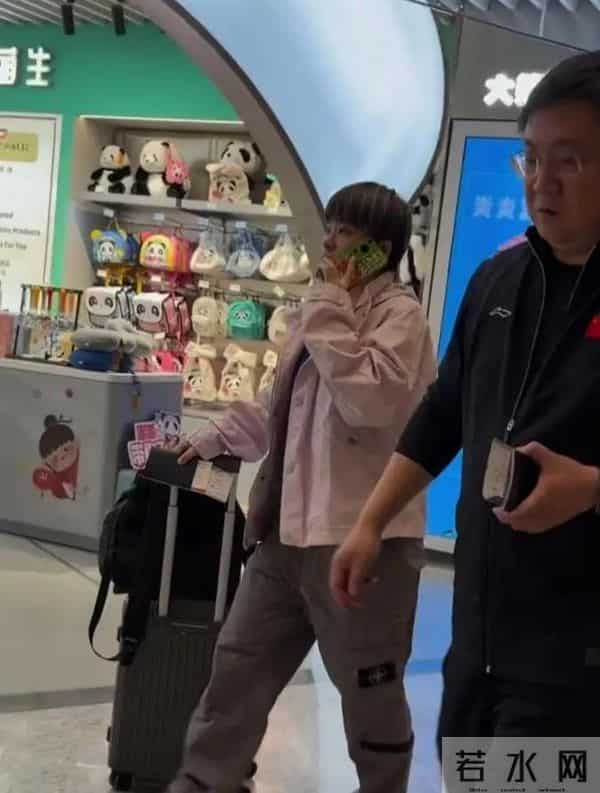 王艺迪短发配粉外套机场出发澳门全运会，利落造型尽显飒爽气场
