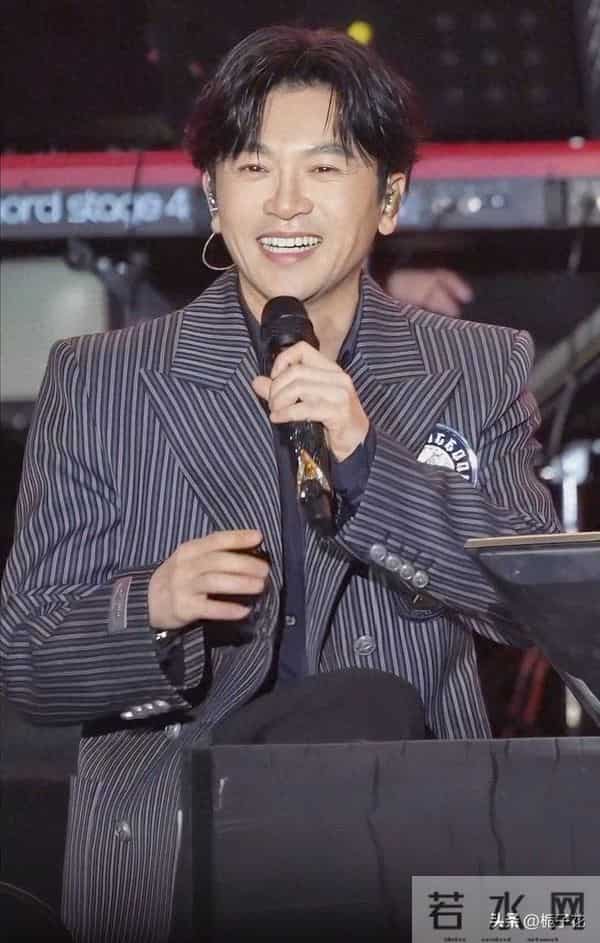 52岁苏有朋线下生图，他的脸变化了好多，下巴尖了，但看着好年轻