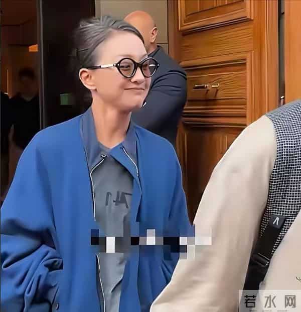 50岁周迅头发花白,瘪嘴模样一脸老态认不出,无儿无女成最大遗憾